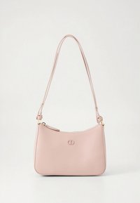 Μικρή φουξ τσάντα ώμου από δέρμα με λεπτό λουράκι, χρυσά μεταλλικά στοιχεία, κλείσιμο με φερμουάρ και διακριτικό ανάγλυφο λογότυπο στην πρόσοψη.