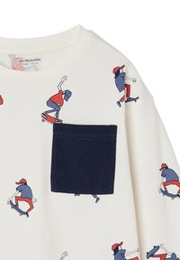 Weißes Baumwoll-Sweatshirt mit bunten Skateboard-Grafiken und einer dunkelblauen Quadrattasche. Weicher Stoff und Rundhalsausschnitt.