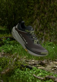 Επιλέχθηκε, chocolate tarte/flint grey/mayfly