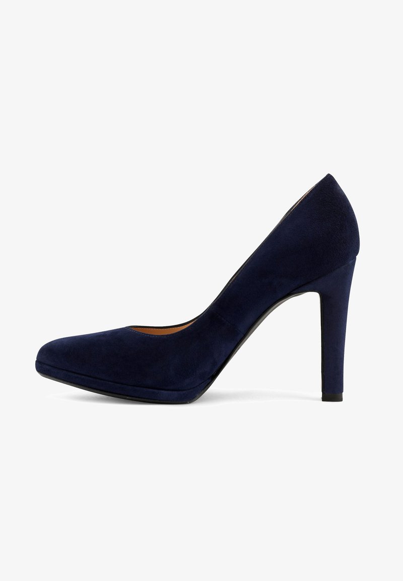 Zapato de tacón de ante azul marino con punta afilada, tacón de aguja de 10 cm y forro interior suave. Presenta un diseño minimalista sin adornos.
