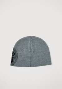 Szara, dziana czapka beanie z subtelnym czarnym okrągłym wzorem i częściowymi literami z jednej strony, ułożona płasko na białym tle.