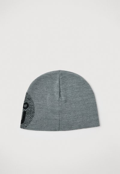 Bonnet gris tricoté avec une forme ajustée, présentant un motif graphique noir sur un côté et une texture lisse. Dessus plat et construction sans coutures.