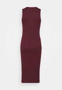 Ärmlös, ribbad, knälång bodycon-klänning i djup burgundy, uppvisad liggande med baksidan mot en vit bakgrund.