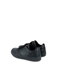 Zapatillas negras de material sintético con un acabado suave, que presentan cordones redondos, un diseño de caña baja y suelas de goma texturizadas.