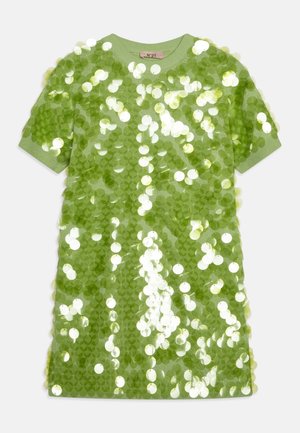 Zielona sukienka z krótkim rękawem, pokryta dużymi błyszczącymi cekinami, z okrągłym dekoltem i metką "N°21" wewnątrz kołnierza.