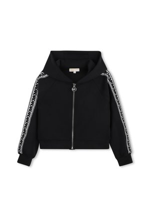 Veste zippée à capuche noire avec des rayures blanches et noires à motifs le long des manches et un curseur de fermeture éclair rond.