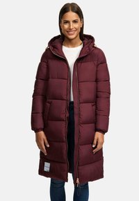 Bordeaux pufferjack met een capuchon, geniet van een quilted ontwerp, voorzijde met rits en zijzakken. Heeft een merketiket nabij de zoom.