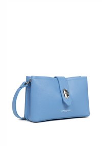 Clutch in pelle blu con finitura testurizzata, dotata di una chiusura in argento e di una tracolla removibile. Logo impresso sul fronte. Accenti hardware visibili.