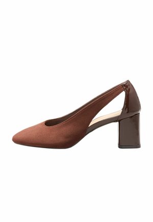 Chaussure marron femme à petit talon bloc, bout pointu, côtés ajourés, en daim et cuir verni combinés.