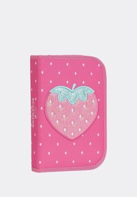 Trousse rose à pois blancs avec un grand patch fraise pailleté au centre, marquée Beckmann sur le côté.