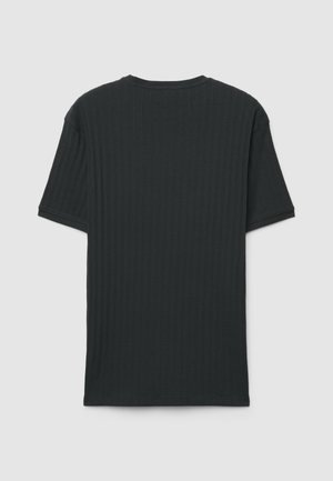 T-shirt nera a coste con maniche corte, scollo rotondo e vestibilità rilassata. Il tessuto ha una superficie testurizzata con strisce verticali.