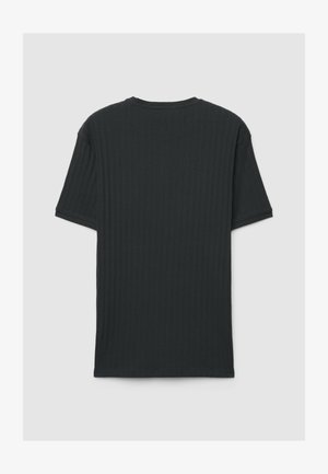 T-shirt nera a coste con maniche corte, scollo rotondo e vestibilità rilassata. Il tessuto ha una superficie testurizzata con strisce verticali.