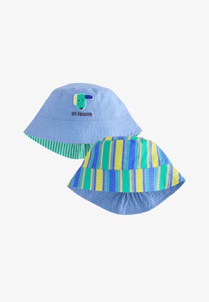 Zwei wendbare Bucket Hats, einer hellblau mit einem bunten Hunde-Patch und dem Text "Hi Friend", der andere gestreift in Blau, Gelb und Grün.