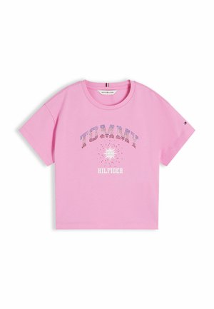 Pink T-shirt med korte ærmer med "TOMMY" i rhinsten, en solgrafik og teksten "HILFIGER" nedenunder, rund halsudskæring, Tommy Hilfiger-logo på ærmet.