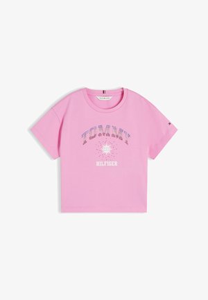 Pink T-shirt med korte ærmer med "TOMMY" i rhinsten, en solgrafik og teksten "HILFIGER" nedenunder, rund halsudskæring, Tommy Hilfiger-logo på ærmet.