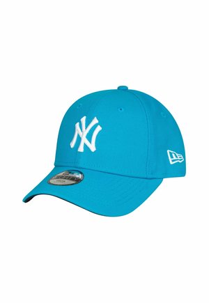 Helle blaue Baseballmütze der New York Yankees mit gebogenem Schirm und weißen gestickten Logos auf der Vorder- und Seite.