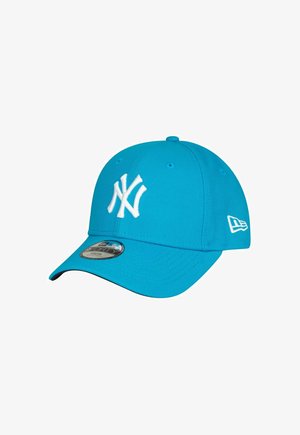 Cappello da baseball blu brillante dei New York Yankees con visiera curva e loghi ricamati bianchi sul davanti e sul lato.