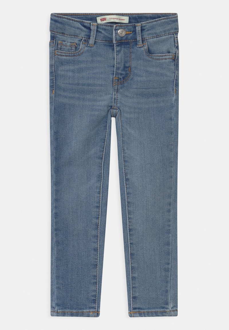 Pantalones vaqueros ajustados en denim azul medio con un diseño de cinco bolsillos, costuras amarillas en contraste y cierre frontal de botón.