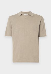 Polo de manga corta beige con cuello en V y collar. Textura suave, diseño simple y dobladillo recto, adecuado para uso informal.