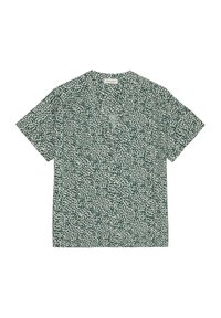 Camicia verde a maniche corte con motivo astratto bianco, collo rotondo, vestibilità rilassata, tessuto morbido e dettaglio dell'etichetta sul collo.