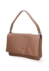 Borsa a mano in pelle marrone con una finitura testurizzata, caratterizzata da un design piatto, un manico superiore singolo e hardware minimalista.