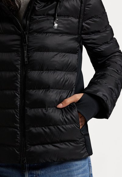 Schwarze Pufferjacke mit horizontaler Steppnaht, Reißverschluss vorne und RLX-Logo. Verfügt über seitliche Taschen und eine Kapuze mit Kordelzug.