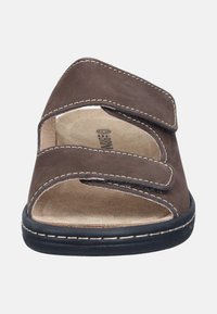 Sandale en cuir marron avec deux sangles Velcro réglables, design ouvert à l'avant, semelle intérieure rembourrée et détails de couture contrastants.