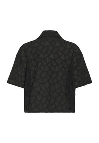 Chemise noire à manches courtes avec un design en dentelle texturée, un superposition semi-transparente à motif et un col classique.