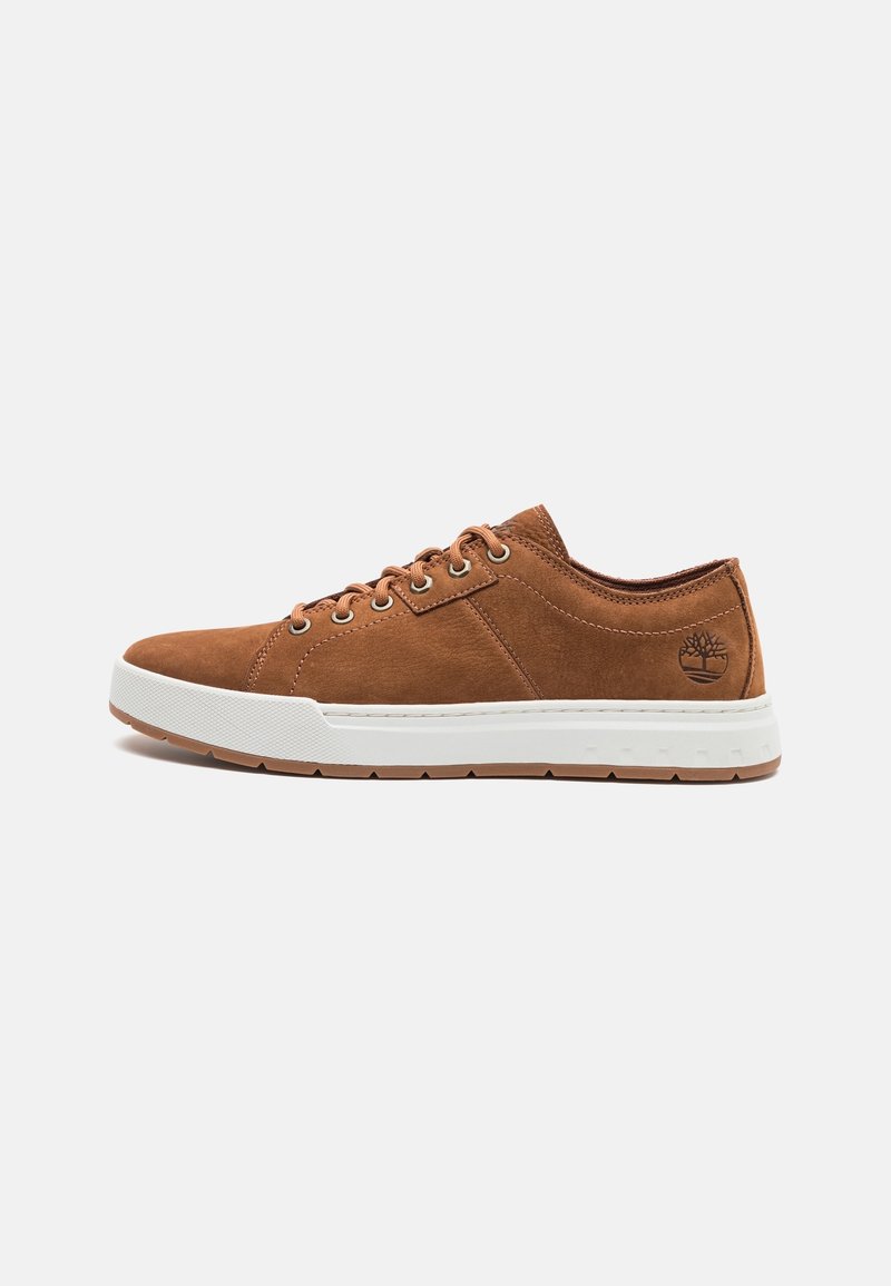 Baskets basses en cuir marron avec semelle en caoutchouc blanc et lacets, logo de l'arbre Timberland embossé près du talon sur le côté extérieur.