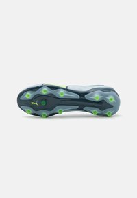 Sole di scarpini da calcio Puma, caratterizzata da una combinazione di materiali blu chiaro e blu scuro, con tacchetti verdi per la trazione e una superficie testurizzata.