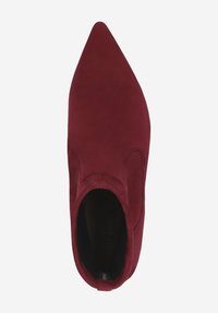 Spitze rote Wildleder-Ankelstiefel mit glatter Oberfläche und nahtlosem Design, ausgestattet mit einem elastischen Seitenpanel für einfaches Anziehen.