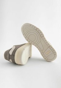 Next COURT- REGULAR FIT - Sportcipő - grey