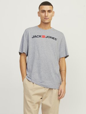 T-shirt grigio a maniche corte con logo nero "JACK & JONES" sulla parte anteriore. Vestibilità casual con scollatura rotonda e tessuto morbido.