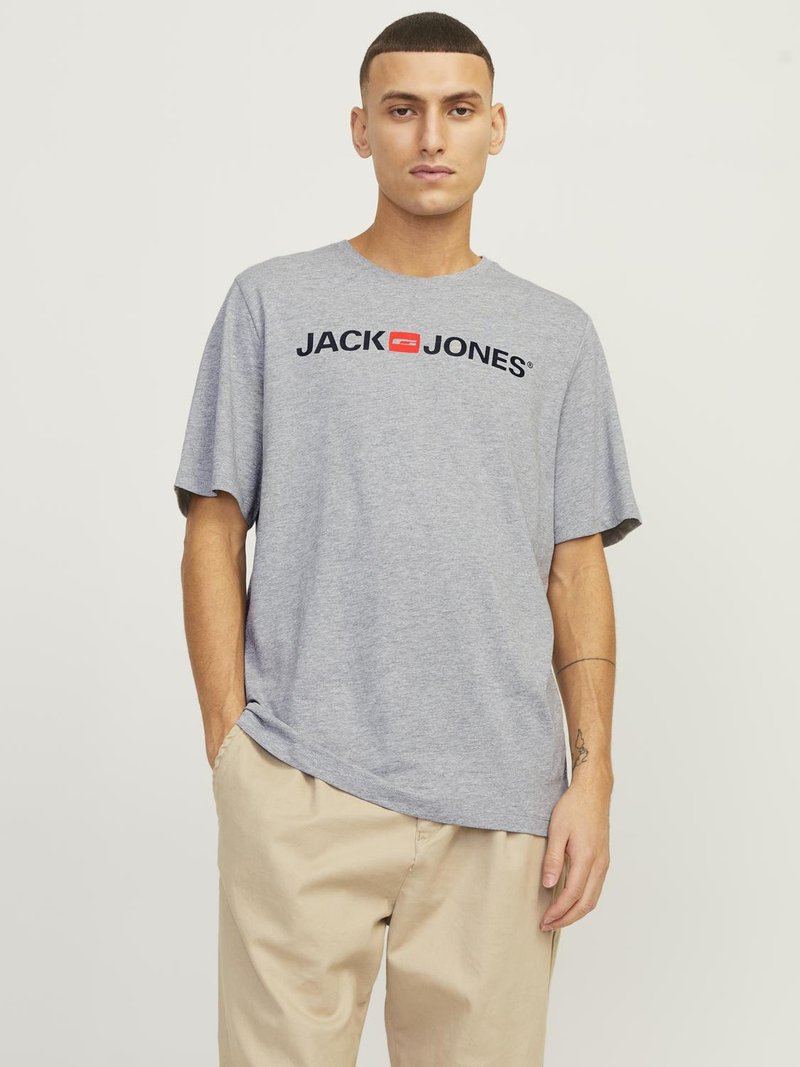 Grå T-skjorte med korte ermer som har svart "JACK & JONES" logo på forsiden. Casual passform med rund hals og myk tekstur.