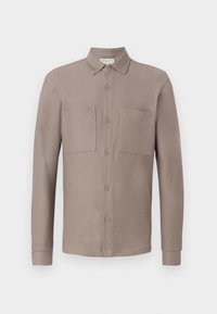 Cămașă button-up de culoare maro deschis, cu guler, două buzunare pe piept și mâneci lungi, realizată dintr-un material neted și texturat.