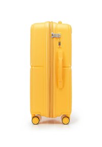 Maleta amarilla de carcasa dura con un acabado texturizado, ruedas giratorias dobles, cerradura de combinación y un asa lateral para un transporte fácil.