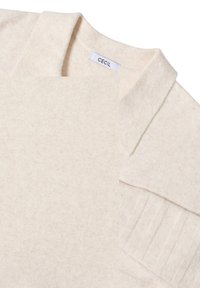 Beige Strickpullover von CECIL mit umgeschlagenem Kragen und geripptem Muster an den Ärmeln, aus weichem Material mit dezenten Farbvariationen.