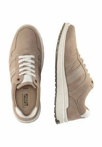 Beige Wildlederschuhe mit weißen Akzenten, runder Zehenpartie, Schnürdesign und strukturierten Sohlen. Enthält ein Logo auf der Innensohle und dekorative Nähte.