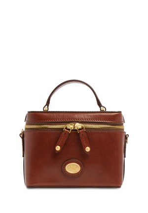 Borsa a mano rettangolare in pelle marrone con cerniera dorata, doppio cursore, manico superiore e un emblema ovale dorato del marchio sul davanti.