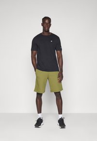 Champion ICONS LONG BERMUDA SHORTS SMALL LOGO - Sport rövidnadrágok - olive