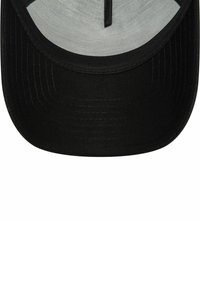Gorra de béisbol negra con visera curva y detalles de costura. El interior tiene un forro gris claro. Ajuste estructurado estándar.