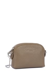 Portamonete in pelle marrone con superficie granitata, chiusura con zip, hardware in argento e tracolla a catena. Superficie testurizzata con logo del marchio embossato.