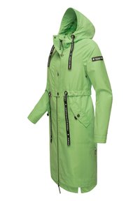 Parka verde impermeabilă cu glugă, șnur ajustabil la talie, accente negre, multiple buzunare și modele contrastante ale căptușelii interioare.