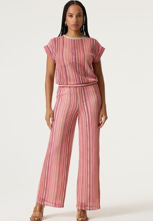 Gestreiftes zweiteiliges Outfit mit einem kurzärmeligen Oberteil und weiten Hosenbeinen in Pink-, Weiß- und Goldtönen; leichter, gewebter Stoff.