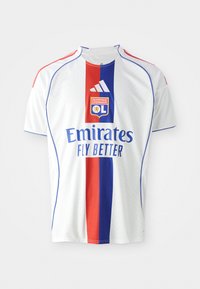 Maillot de football blanc avec des rayures verticales rouges et bleues, col rond, logo Adidas et texte "Emirates Fly Better". Tissu texturé.