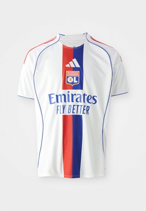 Camiseta de fútbol blanca con rayas verticales rojas y azules, cuello redondo, logo de Adidas y texto "Emirates Fly Better". Tejido texturizado.