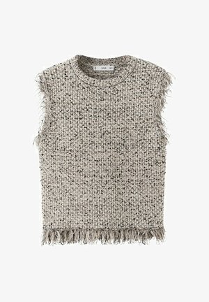 Bezrukávový pletený top v béžovej a čierno švejkovanej farbe s strapcami pozdĺž otvorov na ruky a spodného okraja.