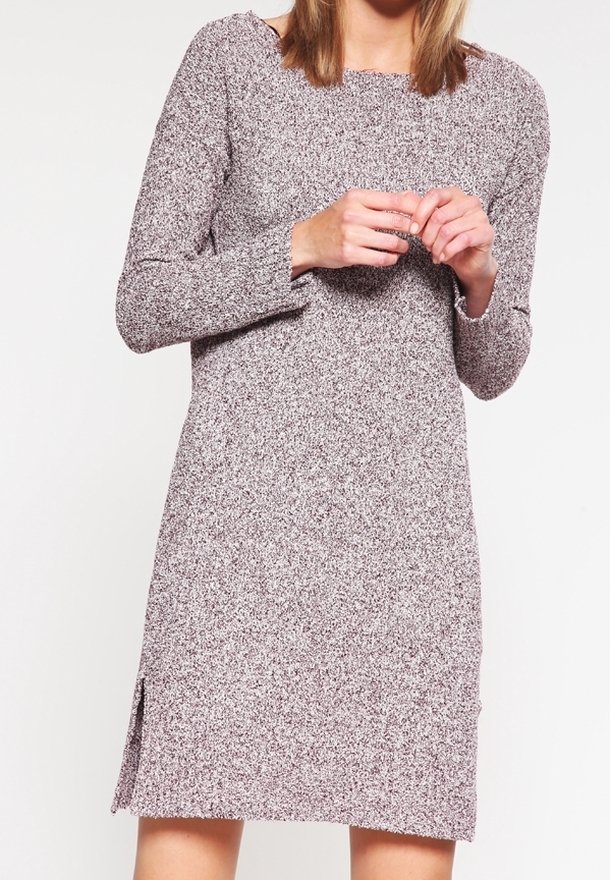 Stickad klänning i ett mjukt, spräckligt mönster med långa ärmar, rundad halsringning och sidslitsar vid nederkanten för ökad rörelsefrihet.