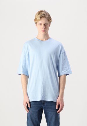 JJECHARGE TEE O-NECK - T-shirts - chambray blue