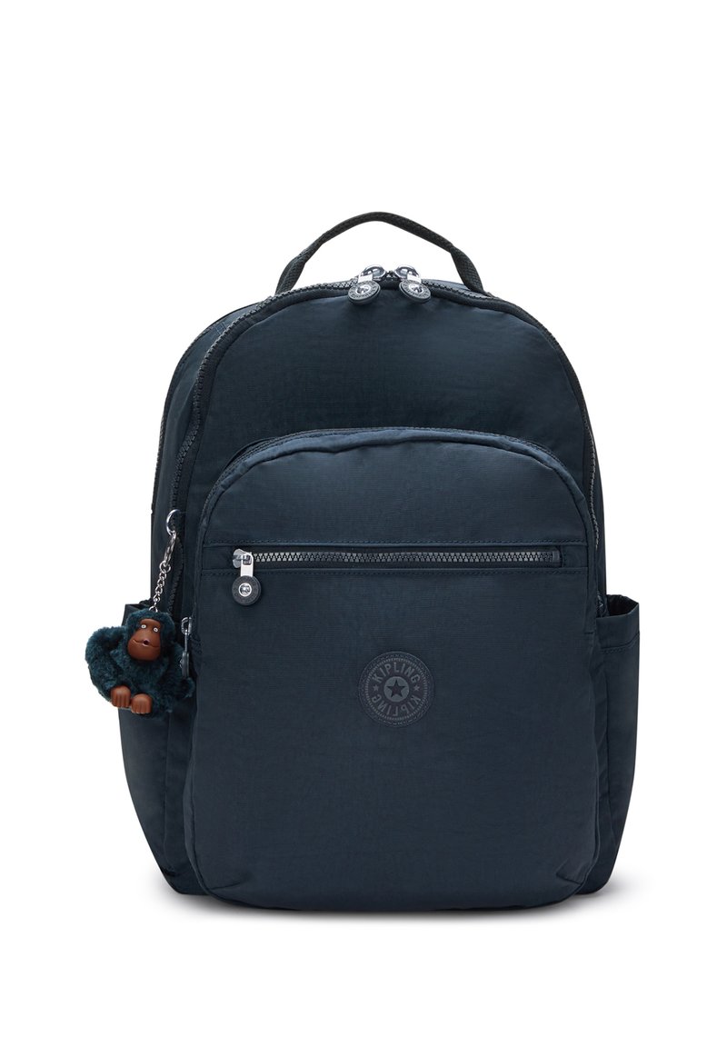 Zaino in nylon blu navy con doppie compartimenti con zip, tasca frontale e dettaglio logo. Presenta un portachiavi a forma di scimmia attaccato al cursore della zip.